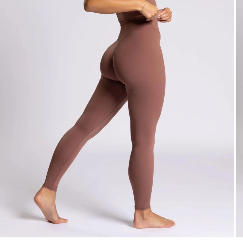 P’tula FEATHERTECH Classic Legging - Redwood: 26” - Picture 2 of 7